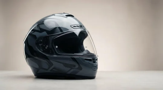 Casque intégral de moto homologué, symbole de protection optimale pour le cerveau des motards