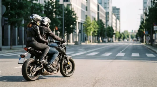 Duo de motards en covoiturage sur route urbaine avec équipements de sécurité