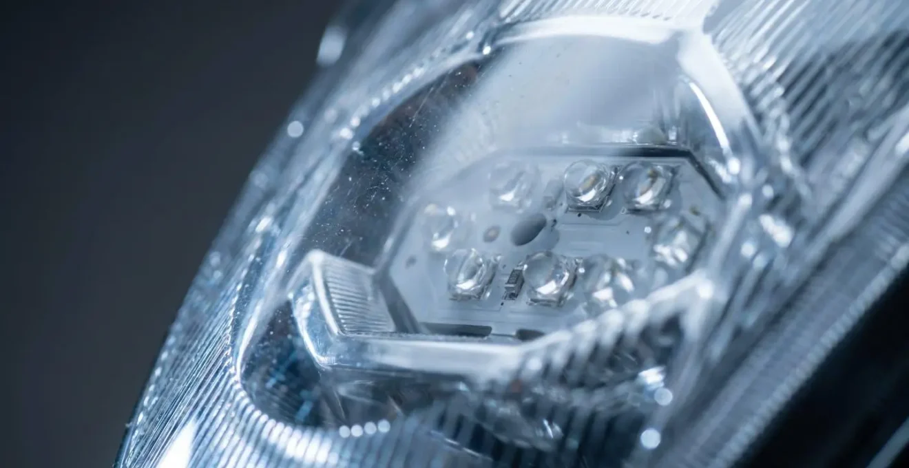 Gros plan détaillé d'un phare LED moderne de moto mettant en évidence la complexité technologique