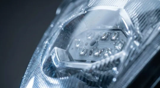 Gros plan détaillé d'un phare LED moderne de moto mettant en évidence la complexité technologique