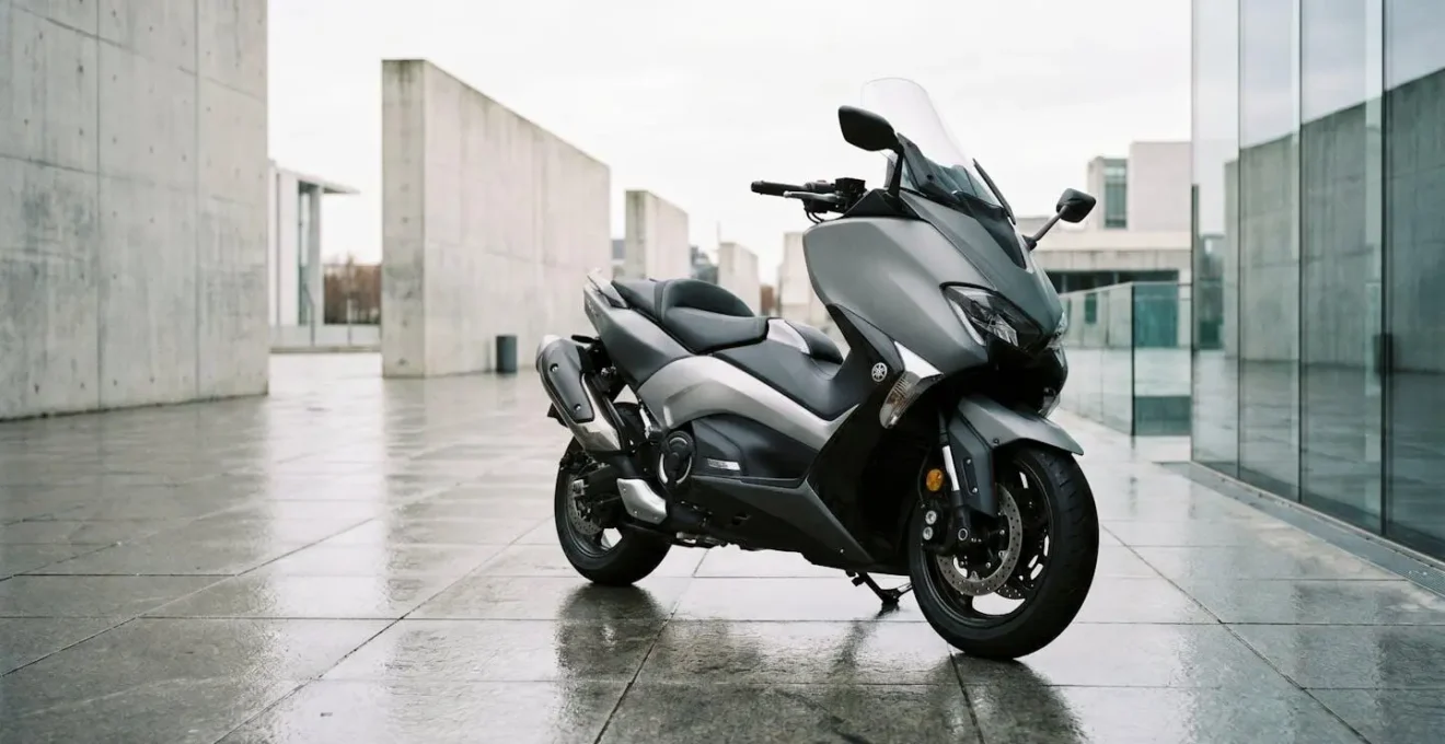 Maxi-scooter moderne dans un environnement urbain contemporain évoquant l'assurance et l'entretien professionnel