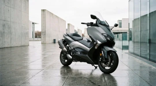 Maxi-scooter moderne dans un environnement urbain contemporain évoquant l'assurance et l'entretien professionnel