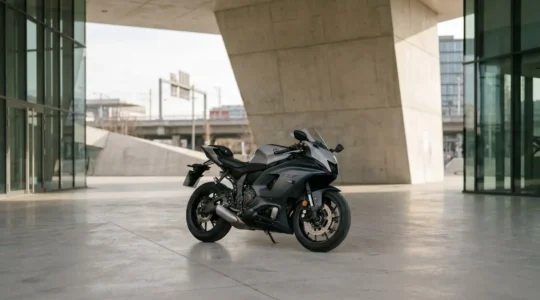 Moto sportive moderne dans un environnement urbain évoquant le financement et la mobilité
