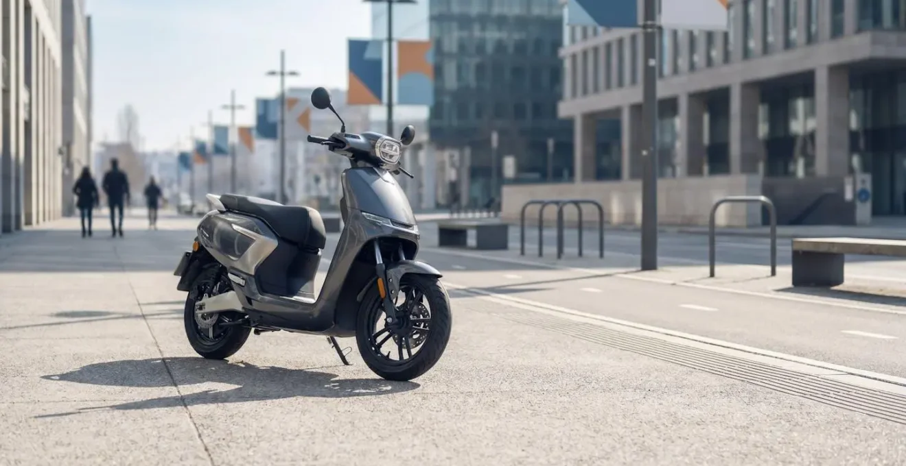 Scooter électrique avec vignette Crit'Air verte dans un environnement urbain moderne