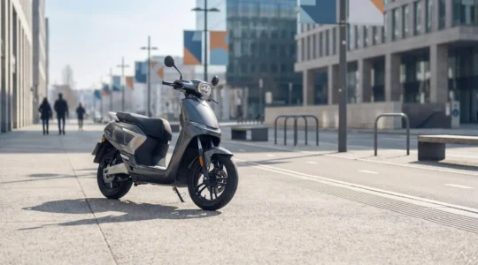 Scooter électrique avec vignette Crit'Air verte dans un environnement urbain moderne