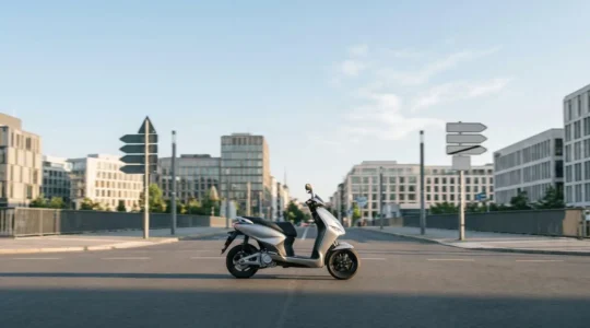Scooter trois-roues hybride en circulation dans une zone urbaine moderne