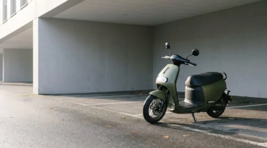 Scooter moderne stationne dans environnement urbain quotidien evoquant usage regulier et necessite assistance