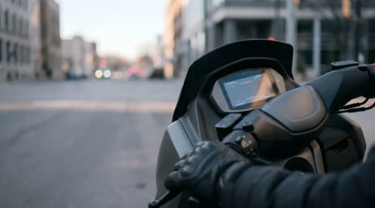 Tableau de bord numérique connecté d'un scooter moderne affichant des données de diagnostic en temps réel